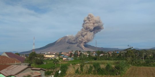 Gunung Sinabung Kembali Erupsi Luncurkan Awan Panas 1.500 Meter