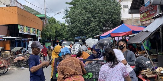 Pasar Harjodaksino Solo Kembali Dibuka, Sejumlah Pengunjung Tidak Pakai Masker