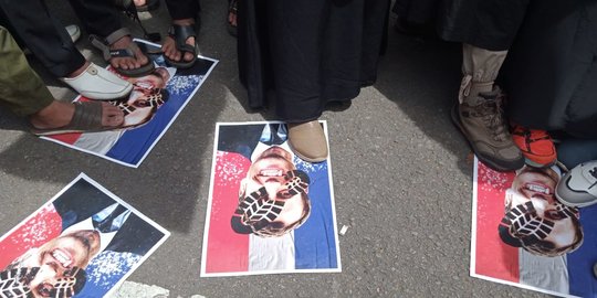 Pengunjuk Rasa di Bandung Kecam dan Bakar Foto Presiden Prancis