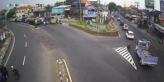 Penjual Stiker di Jalan Sering Memaksa Pengendara, Warga Pasuruan Lakukan Ini