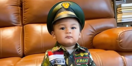 Diharapkan Jadi Pemimpin Masa Depan, Intip Gaya Menggemaskan Kiano Pakai Seragam TNI