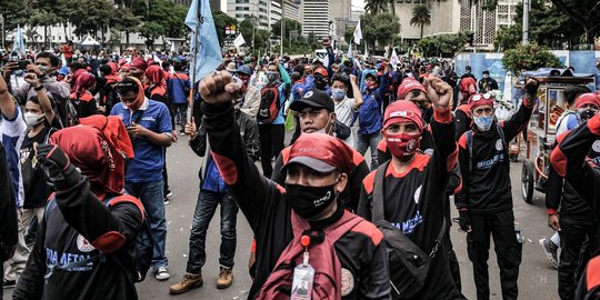 Aksi Ratusan Buruh Tolak UU Cipta Kerja