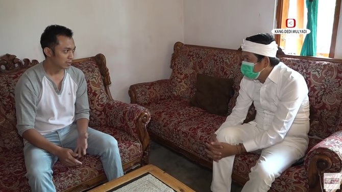 pria dicibir ade londok didatangi mantan pejabat