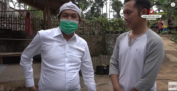 pria dicibir ade londok didatangi mantan pejabat