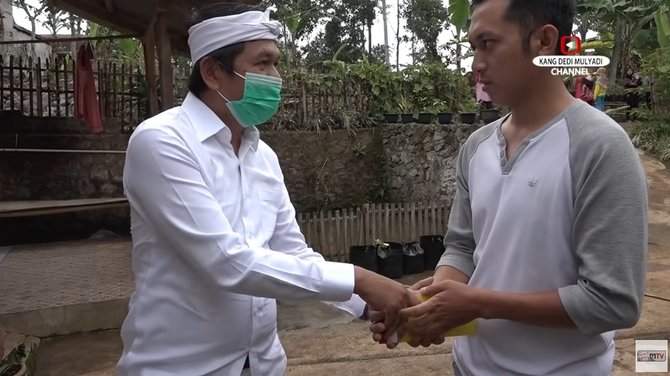 pria dicibir ade londok didatangi mantan pejabat