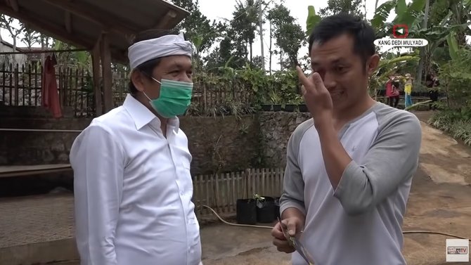 pria dicibir ade londok didatangi mantan pejabat