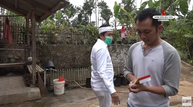 pria dicibir ade londok didatangi mantan pejabat