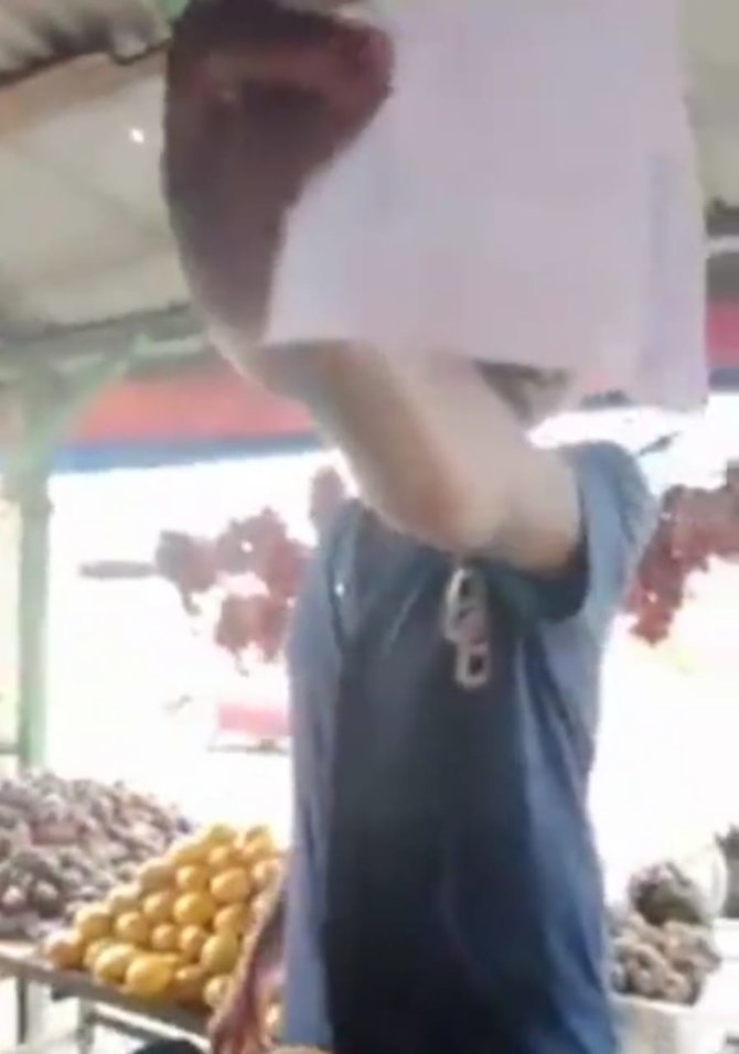 uangnya tak cukup untuk beli buah 039preman039 ini ngamuk dan ancam pedagang