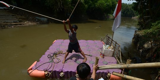 Naik Perahu Eretan Menyeberangi Sungai Ciliwung