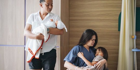 Sweet! Intip Foto Keluarga Pertama Ringgo Agus Rahman Usai Kelahiran Anak Kedua