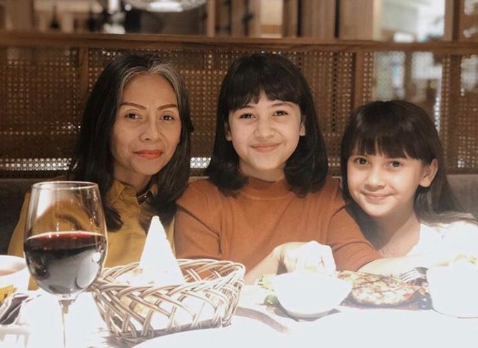 bak kembar intip potret kompak sandrinna pemain dari jendela smp bersama sang adik