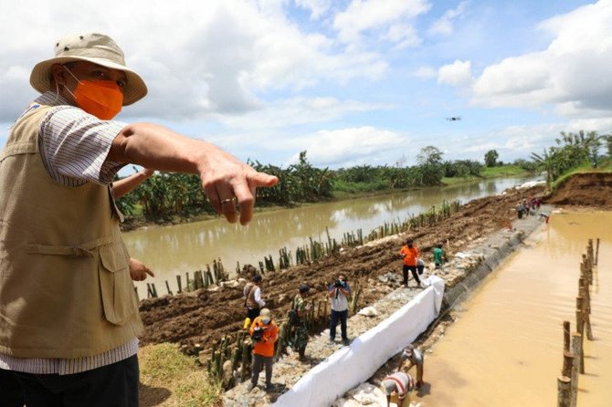 ganjar tinjau pembangunan tanggul penyebab banjir kebumen