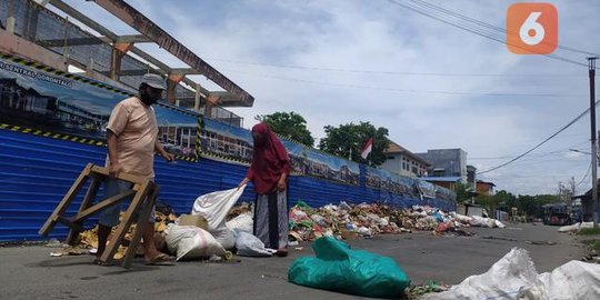 Kesal Dagangannya Tak Laku karena Bau Sampah, Aksi Ibu Ini Jadi Sorotan