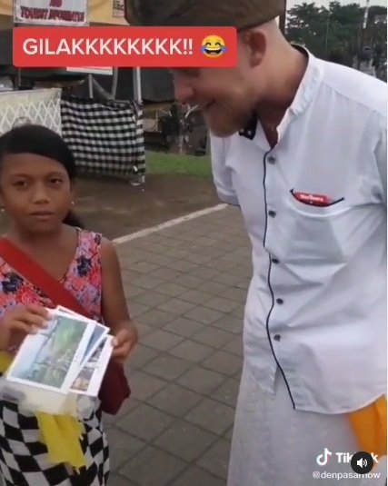 viral gadis cilik pedagang di bali jago bahasa belanda