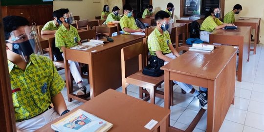 Ratusan Siswa Kelas IX di Solo Ikut KBM Tatap Muka dengan Protokol Covid-19