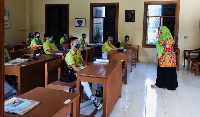 siswa kelas ix di solo ikuti kbm tatap muka dengan protokol covid 19