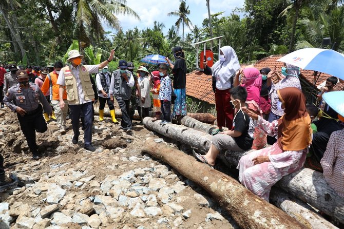 ganjar pranowo di lokasi banjir kebumen