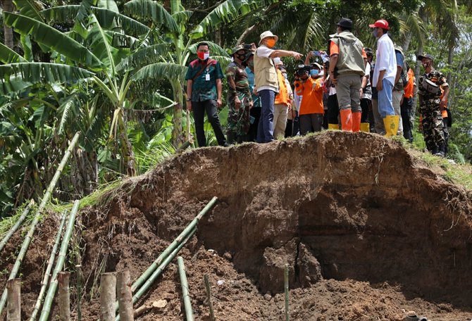 ganjar pranowo di lokasi banjir kebumen