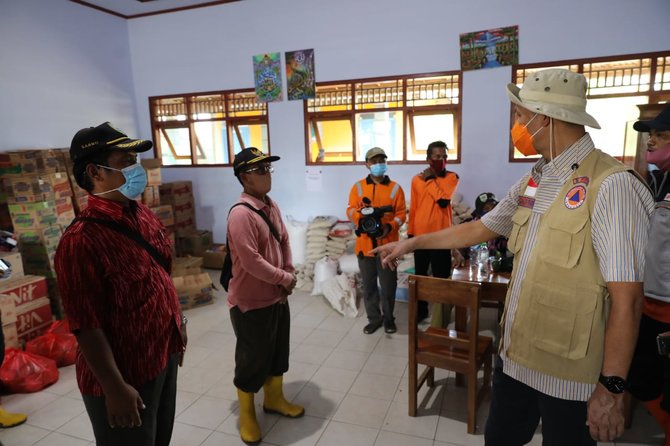 ganjar pranowo di lokasi banjir kebumen