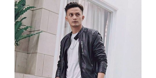 Jadi Langganan di FTV Pintu Berkah, Ini 5 Potret Adhi Pawitra yang Stylish
