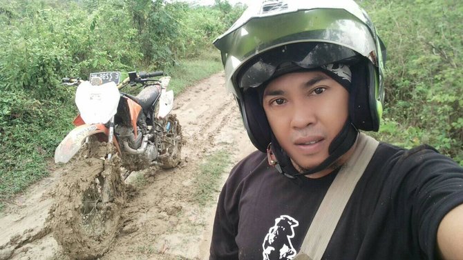 guru honorer di pelosok jombang harus lewati jalan berlumpur saat berangkat kerja