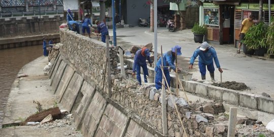 Turap Anak Sungai Ciliwung Ditinggikan