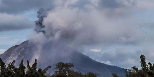 Kembali Erupsi, Gunung Sinabung Luncurkan Awan Panas Sejauh 1.500 Meter ...