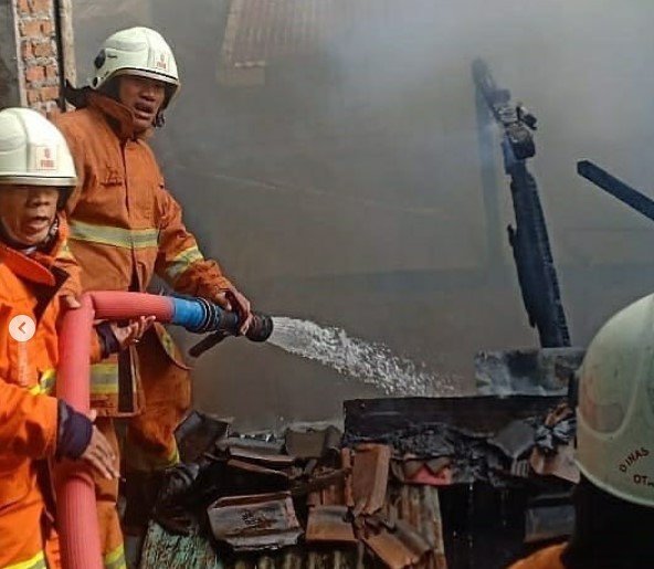 perjuangan damkar surabaya padamkan api di daerah padat penduduk