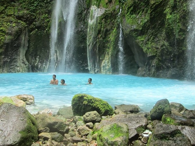 menengok telaga dwi warna air terjun unik di tengah alam sibolangit