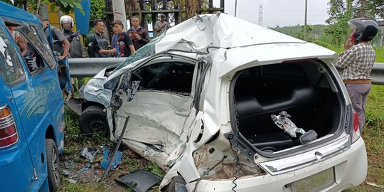 Mobil Oleng dan 'Adu Banteng' dengan Angkot, Seorang Polisi di Sumsel Tewas