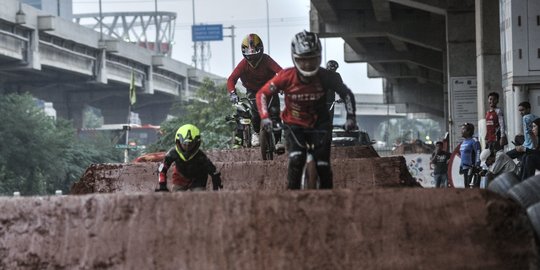 Serunya Menjajal Arena Bersepeda Baru di Kolong Tol