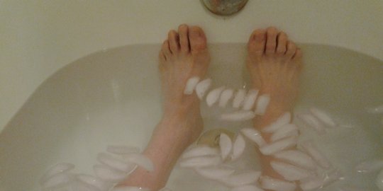 5 Cara Mudah Mengatasi Tangan Dan Kaki Yang Bengkak Ketika Hamil Merdeka Com