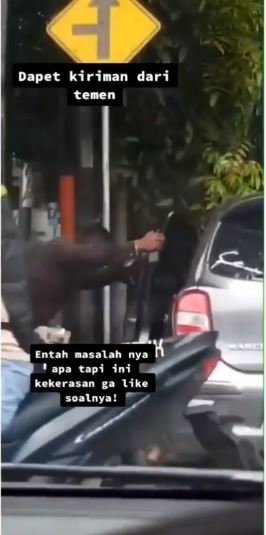 bersitegang pria menjepit cewek pakai pintu mobil