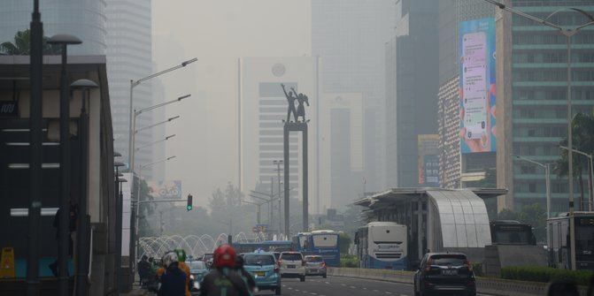 Kabut Pekat Selimuti Langit Jakarta