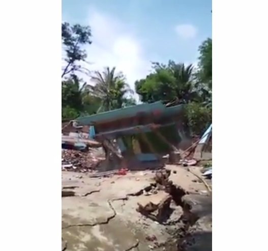 viral video detik detik rumah roboh akibat tanah ambles