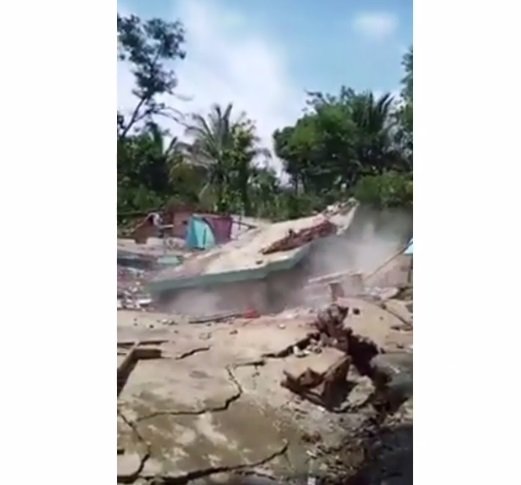 viral video detik detik rumah roboh akibat tanah ambles