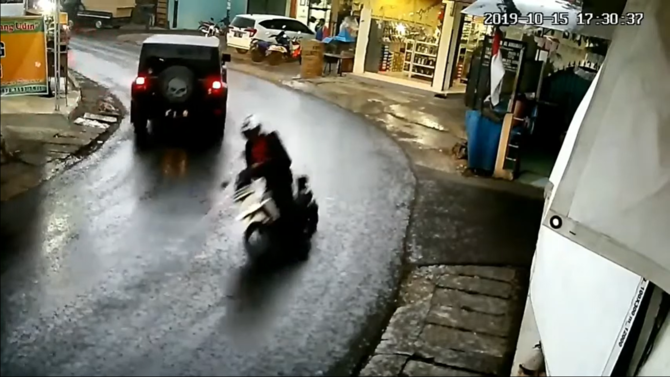 kecelakaan viral di tikungan curug raya jakarta timur