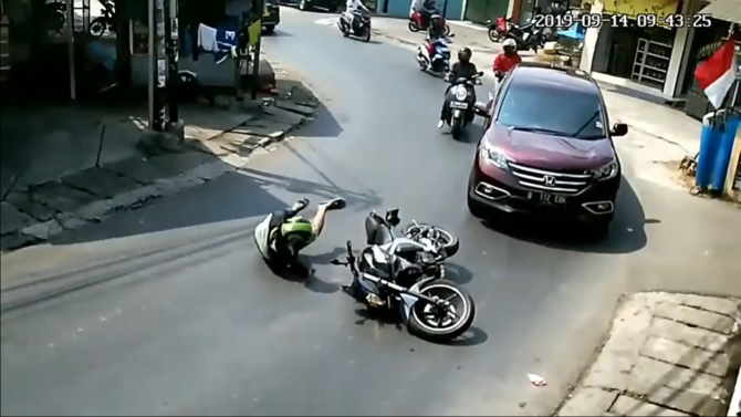 kecelakaan viral di tikungan curug raya jakarta timur