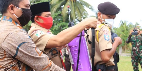 Plt Wali Kota Bengkulu Serahkan Bantuan Kemenpora ke Pramuka Kota Bengkulu