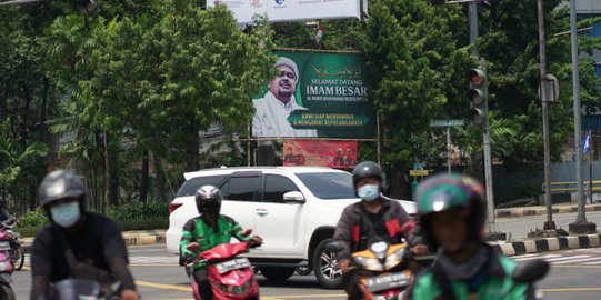 Spanduk Imam FPI Rizieq Shihab Bertebaran Jelang Kedatangan