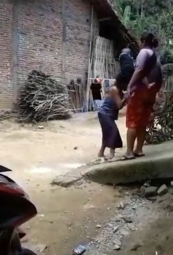 viral video nenek didorong wanita gendong anak sampai terjungkal