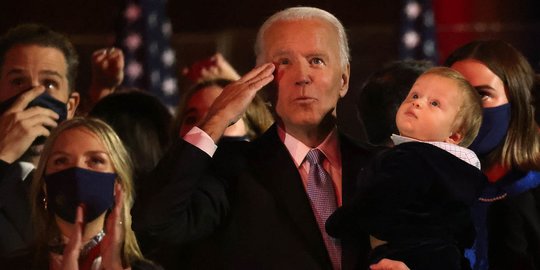 Kedekatan Joe Biden dengan Keluarga, Peluk & Gendong Cucu Setelah Pidato Kemenangan