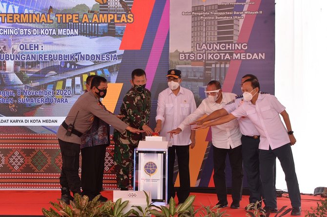 menteri perhubungan budi karya sumadi melakukan peluncuran layanan angkutan perkotaan di terminal amplas medan