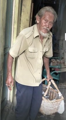 kisah pilu kakek tua jualan pempek rela jalan kaki 5 kilometer demi hidupi keluarga