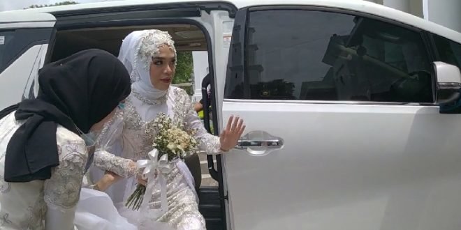 rossalia ayu karlie dan pujaan hatinya ikram dirga saputra merasakan naik mobnas wali kota bengkulu