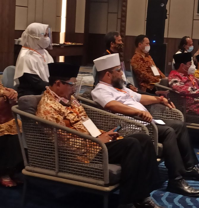 cagub dan cawagub helmi hasan muslihan ds didampingi istri di debat pertama pilgub bengkulu