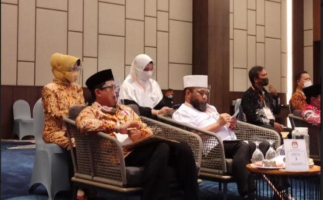 cagub dan cawagub helmi hasan muslihan ds didampingi istri di debat pertama pilgub bengkulu