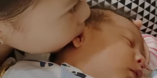 Nastusha Tak Henti Mengisap Telinga Adiknya, Chelsea Olivia Sampai Bilang Gini