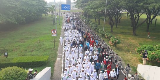 Bandara Dipadati Massa Rizieq, Calon Penumpang Pesawat Turun di Tol dan Jalan Kaki