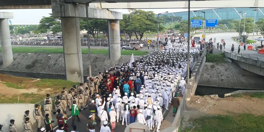 Massa Simpatisan Rizieq di Bandara Soekarno-Hatta Teriakkan Aksi Bela Islam